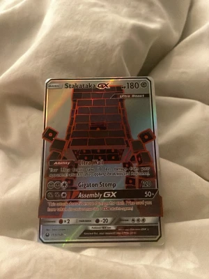 Pokémon kort  - Säljer denna fina Stakataka GX för ett bra pris, tyvärr har den en avvikelse på kanten av kortet samt en liten bockning på ett hörn