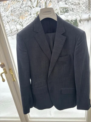 Mörkgrå kostym från The Tailoring Club 50 - En stilren I stort sätt oanvänd kostym från the tailroing club i storlek EU 50, US 40.