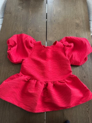 Röd blus från Carin Wester - Jättefin röd blus från Carin Wester, har fler i olika färger och älskar dem! Storlek 34, knyts baktill. 