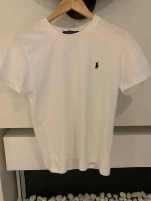 Polo Ralph Lauren T-shirt  - Tjena, säljer denna riktig fina och helt nya Polo Ralph Lauren T-shirten. På T-shirten står det M men den passar som S. Skriv gärna vid intresse! 