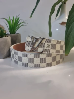 Vit bälte - Vit bälte i mycket bra skick och oanvänd. Storlek 1250 mm 