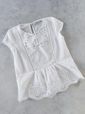 Vit blus Zara - Säljer då den aldrig kommer till använding.