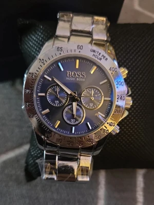 Hugo boss stilren klocka - Hugo boss klocka som är väldigt stilren och är i väldigt bra skick