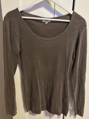 Brun långärmad tröja från Noa Noa - Säljer en enkel och stilren brun långärmad tröja från Noa Noa. Tröjan har rund halsringning och är tillverkad i ett mjukt, tunt material.