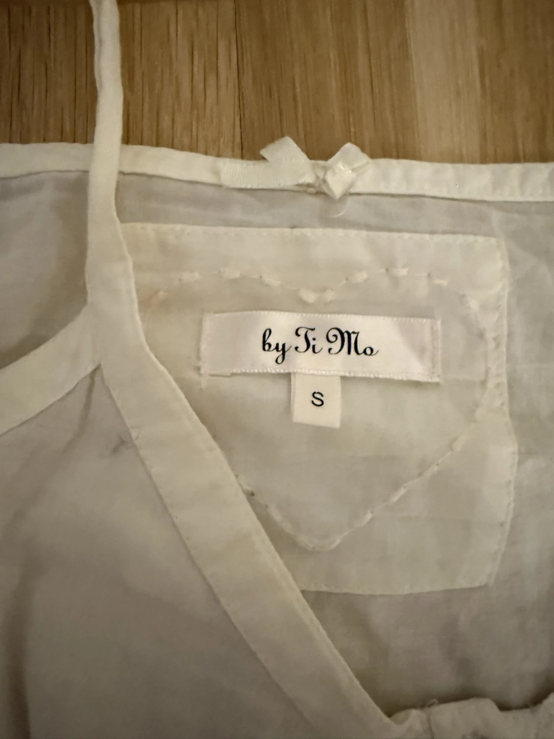 Vit spetsdetaljerad linnetopp by Ti Mo - 2