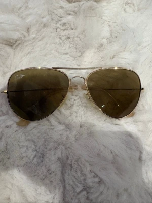 Ray ban pilot solglasögon - Snygga gulliga pilot solglasögon från Ray Ban, sällan använda så i fint skick!
