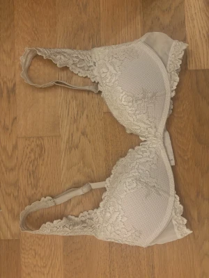 Beige spets bh från Intimissimi - Beige bh från Intimissimi i modellen gioia. Storlek 70 B 