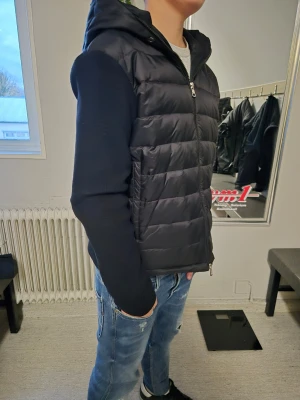 Monvler cardigan - Säljer min moncler cardigan. Går att sänka priset.