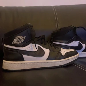 Air Jordan 1 Svarta storlek 39 - Säljerin gamla skor de är i helt bra skick men skorna har bara lite creese annars e de väldigt bra. Jag har haft de på mig i bara kske 1 sommar. !Om ni är intresserade kontakta mig innan ni köper! Priset är 750 kr kan kske gå ner i pris.