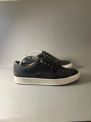 Lanvin skor  - Lanvins i fint skick utan glans ! , skorna i säg sitter som 43-42 UK 8 , mvh Restyle fashion 