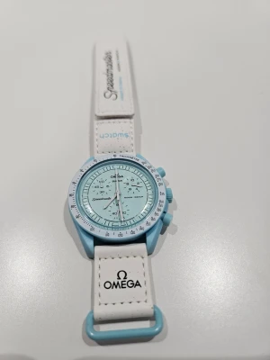 Omega klocka  - Säljer en omega klocka i blå färg. Har inga tecken på användning eller skador. Har du några frågor tveka inte att skriva🌟❄️