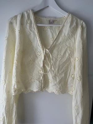 Ljusgul blus - Jättefin