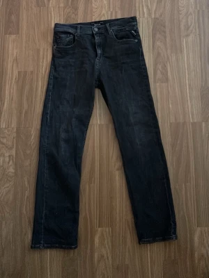 replay jeans - säljer ett par riktigt snygga jeans från replay som är minimalt använda och i väldigt bra skick och inga defekter. Pris kan diskuteras och skriv om ni undrar över något🤝