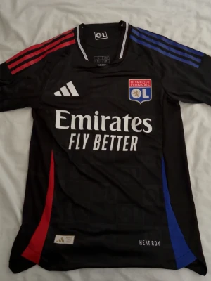 Olympique Lyonnais fotbollströja - Olympique Lyonnais fotbollströja storlek S i nytt skick. Pris kan diskuteras!