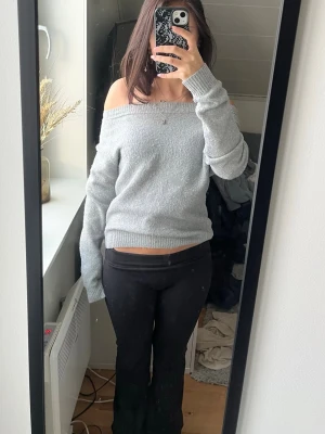 Stickad tröja - Supermysig ljusgrå stickad tröja, som är superlätt att använda som off shoulder, och har väldigt fin off shoulder-passform. Sitter jättebra och är jättelätt att styla. På baksidan har tröjan ett litet hål, se bild 2.