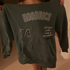 Hoodrich hoodie grön  - Hoodrich Hoddie mörkgrön i storlek xs några defekter som små fläckar men inget så stort och synligt ❤️pris kan diskuteras 