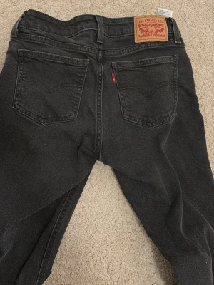 Levi's svarta bootcut jeans - Säljer ett par svarta Levi's jeans med klassisk femficksmodell och bootcut passform. Köpta för 800kr