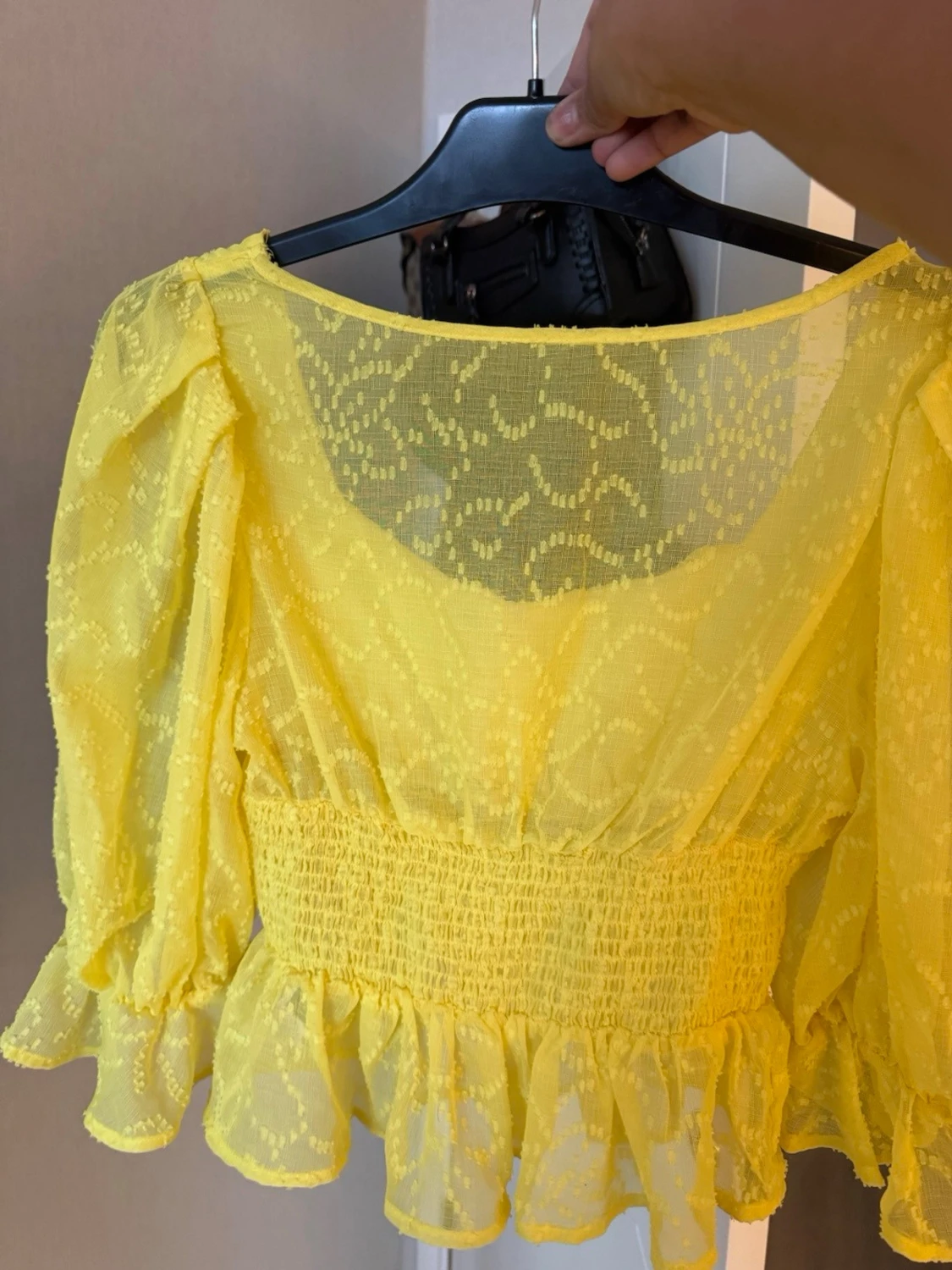 Gul blus med volanger och puffärm - 2
