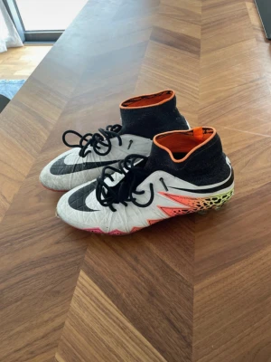 Hypervenom  - neymar hypervenom Acc storlek 44 lite små fel som sulan på framsidan och ett hål i strumpan. har otroligt mycket kvar att ge.