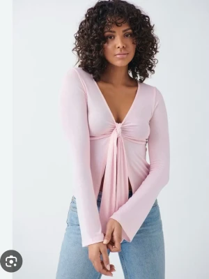 Ljusrosa långärmad omlottopp - Ord.pris: 300kr Supersöt ljusrosa långärmad topp från Gina tricot med djup v-ringning och knyt framtill. Tunn och mjuk i bomullsmix, perfekt till jeans eller kjol. 