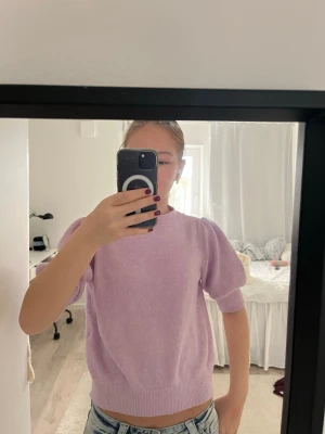 Ljuslila stickad tröja med puffärm - Superfin ljuslila stickad tröja med puffiga korta ärmar och ribbade muddar. 