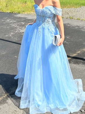 Blå klänning  - Säljer min balklänning i helt nytt skick! Storlek XXS-XS med en vacker snörning och med sitt glittrande design. Kemtvättad och inbyggd bh kupa. Väskan följs dessutom med. Priset kan diskuteras vid snabb affär!!❤️ skriv för mer info 