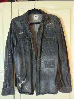 Jeansjacka - Riktigt fett sliten jeansjacka😮‍💨 Den är i väldigt bra skick. Stl S
