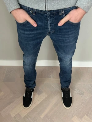 Dondup George Jeans - Tja säljer nu dessa riktigt snygga Dondup jeansen i storlek 32 där nypriset är cirka 4000kr och modellen är George, skick 9/10 vid minsta lilla fundering så är det bara att höra av sig!  Mvh Santén