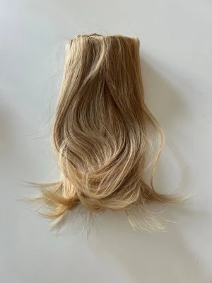 Hairtalk Extensions Blond - Hårextensions från Hairtalk i mixad blond (cool blond, light blond och very blond). Väldigt gott skick. Använd endast tre tillfällen. Äkta hår. 25cm. Fästs sommhårband med spännen. 
