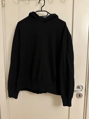 Svart hoodie  - Superfin svart hoodie men tyvärr kommer den inte till användning💕