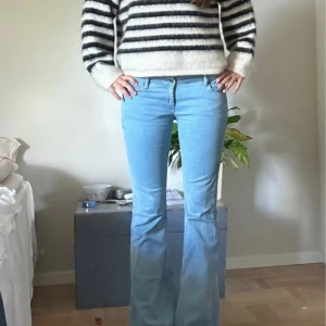 Ljusblå Lågmidjade bootcut jeans - Säljer ett par ljusblå jeans med bootcut-modell och låg midja. Från replay. Passar S-M
