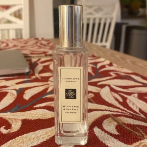 Jo Malone Wood Sage & Sea Salt - Fräsch och stilren cologne från Jo Malone. 30 ml flaska, tillverkad i England. Perfekt för dig som vill ha något unikt och trendigt i din doftsamling. Ungefär 2/5 av flaskan har använts, nypris :- 795kr. 