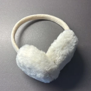 Vita fluffiga öronvärmare  - Säljer ett par vita öronmuffar som är perfekt nu till vintern 