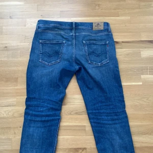Replay jeans - Blåa replay jeans i modell wallys storlek 16A byxorna har ett litet hål där fram men det syns knappast