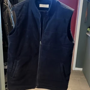 Manchester Väst från sayless. - Manchester väst från Sayless i storlek M, inga skador på västen då kvaliten är som ny.