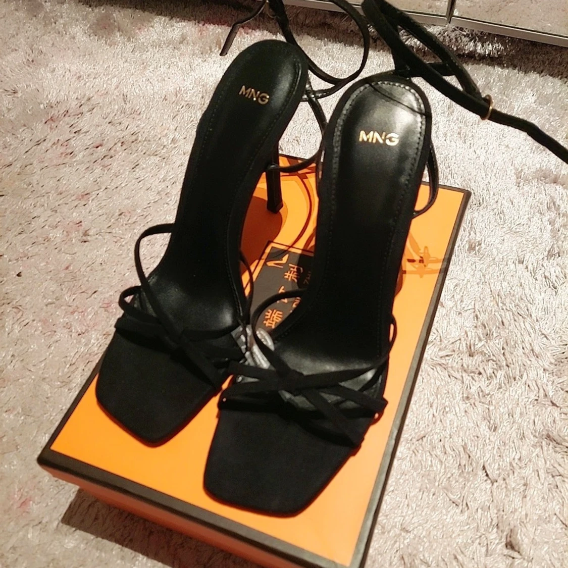 Svarta klackade sandaler från Mango  - 1