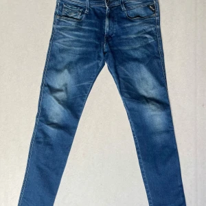 Replay Anbass  - Säljer ett par trendiga Replay jeans  Storlek: 32/32 Modell: Anbass (slim fit)  Hör av dig vid minsta fundering!🤝 / Jeanslagret