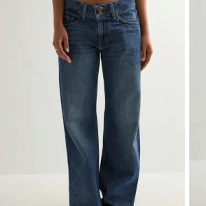 Levi's wide leg jeans superlow  - Nyinköpta, använda ca 4-5 gånger, som nya!!! Är tyvärr för stora för egen del och används därför inte. Slutsålda på många sidor, bla Nelly där jag köpte dessa! Nypris 900kr