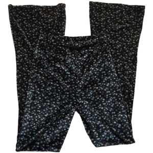 Mönstrade utsvängda byxor/ blommiga sammetsbyxor  - Mönstrade vida sammetsbyxor i bra skick!