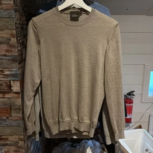 Ulltröja Oscar Jacobson - Säljer en riktigt schysst 100% Ull tröja ifrån Oscar Jacobson, passar mig som är 170cm och väger 60kg, strl M men sitter mer som S