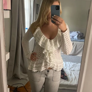 Vit topp med volang - Supersnygg vit topp med volang! Aldrig använd och nypris 499kr💗💗 skriv innan ni köper !💗☺️sen är som storlek S