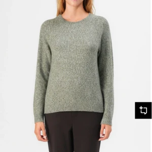 Grön stickad tröja - Mysig grön stickad tröja med rund halsringning och ribbade muddar. Perfekt för lager-på-lager och chill dagar. Enkel och stilren design som funkar till allt. Materialet är mjukt och skönt mot huden. Använd fåtal gånger. 