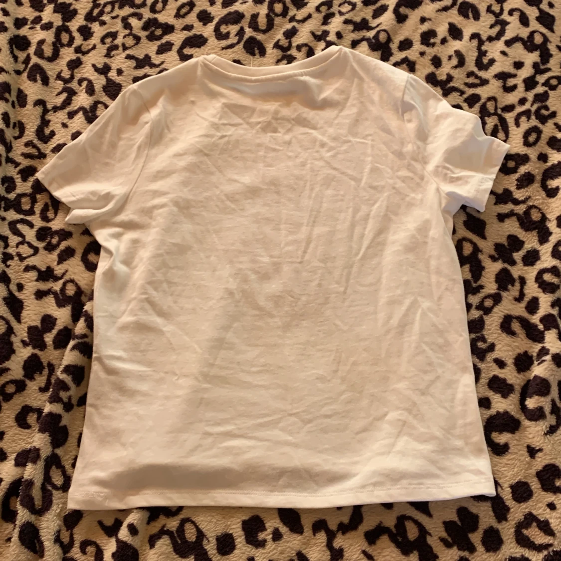 Vit t-shirt med jordgubbar från H&M - 1