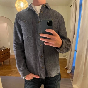 Dobber Overshirt blå - Säljer denna sjukt snygga Overshirten från Dobber⭐️ Färgen är blå och storleken är M✅ Den har inga defekter och skicket är utomordentligt🙌🤝 Sjukt najs passform och passar perfekt till hösten🍁🙌 Tveka inte på att höra av er dig vid minsta fråga eller fundering😊
