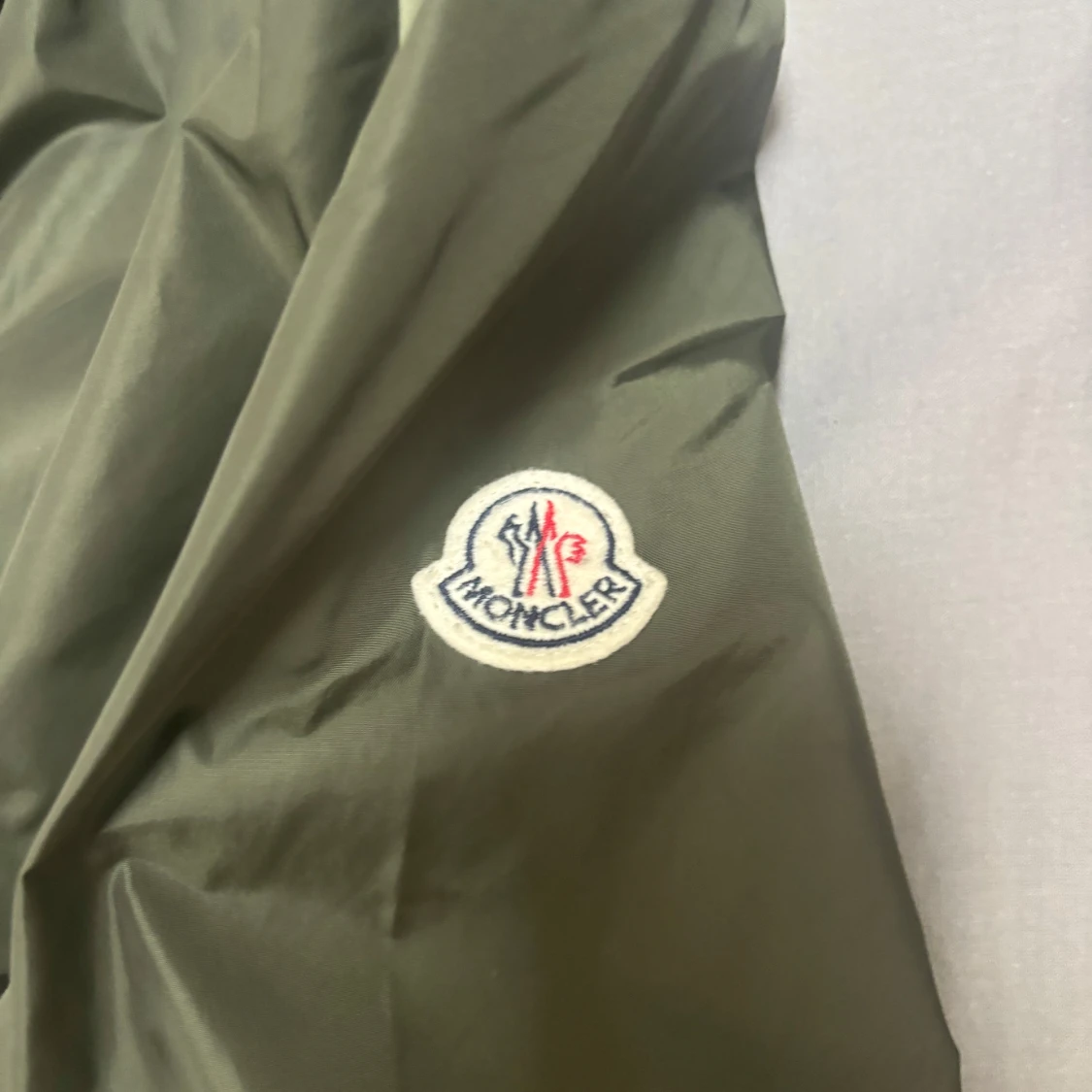 Olivgrön vindjacka från Moncler - 1