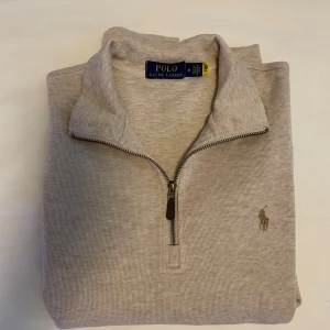 Ralph lauren zip - Half zip från Ralph lauren i färgen beige. Skitskön och snygg tröja, oanvänd