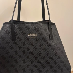 Svart axelväska från Guess med leopardfoder - Väskan är knappt använd 