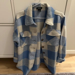 Rutig overshirt från Lindex i blått - Använd 1 gång 
