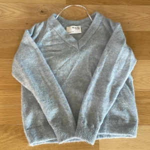 Ljusblå stickad tröja Selected Femme - Mysig ljusblå stickad tröja från Selected Femme med v-ringad hals och långa ärmar.💕 Den är i storlek XS. Inte används jätte mycket så den är i ett mycket bra skick!!😍