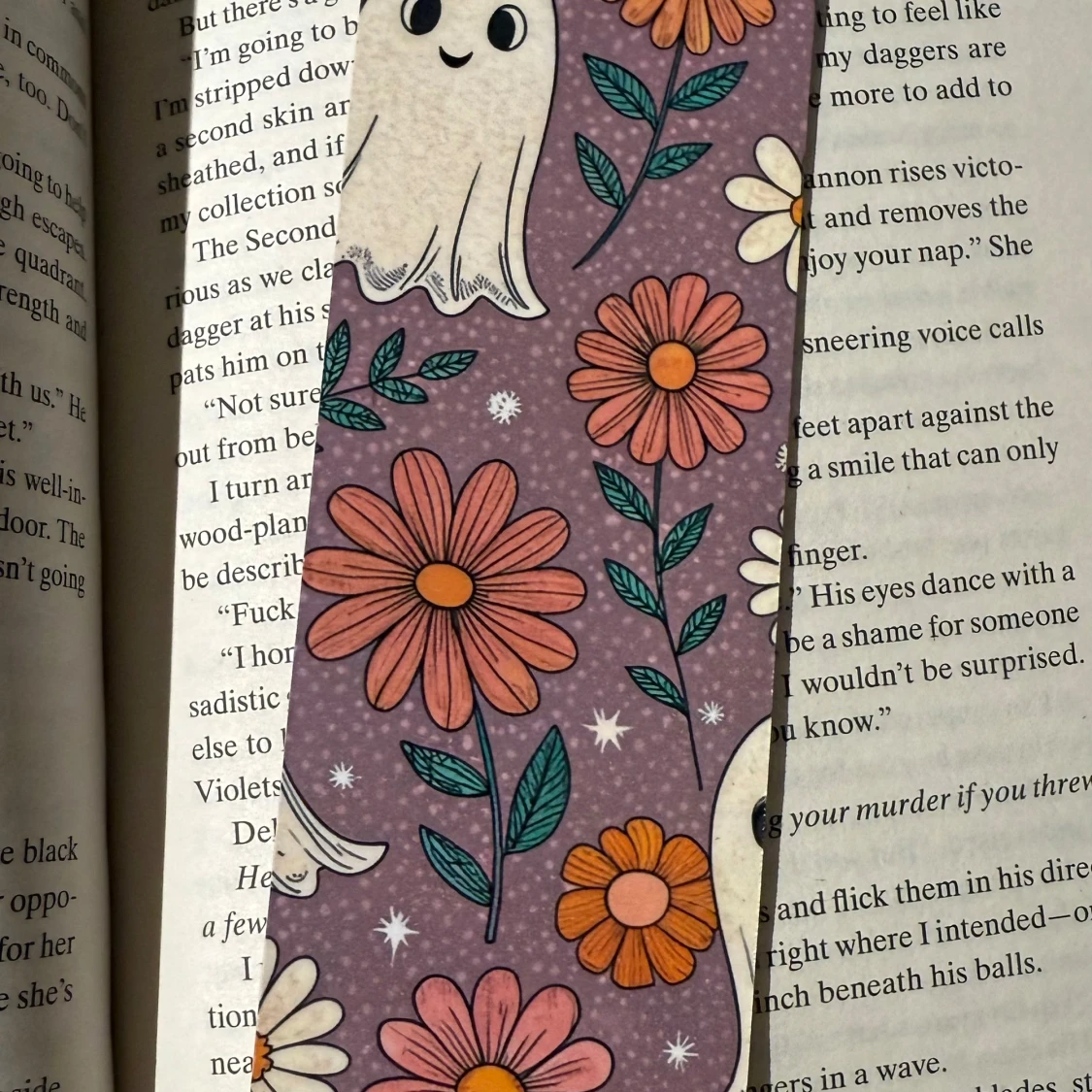 bokmärke med spöke och blommor.  Handgjort och laminerat 